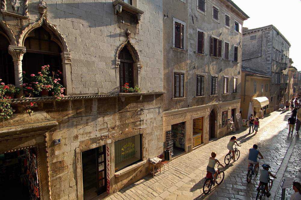 NYDELIG: Porec er det største og mest velutviklede feriestedet i Istria i Kroatia. En av severdighetene er den bysantinske St. Euphrasius-basilikaen fra 500-tallet, som står oppført på UNESCOs verdensarvsliste. Foto: VING