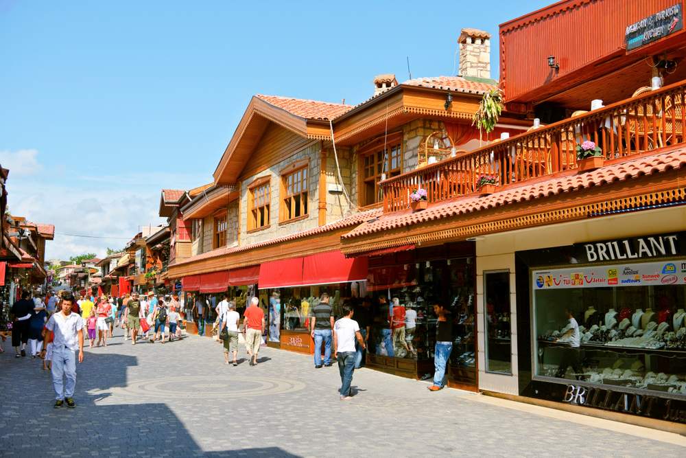 KUPP: På Side i Tyrkia finner man handlegater hvor man kan gjøre noen shopping-kupp. Foto: VING 